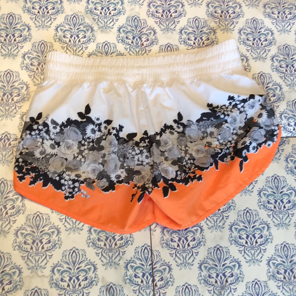 Lorna Jane Daisy Fever Run Short ๐โโ๏ธโ - Picture 3 of 9
